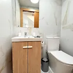 Modern Townhouse With Pool Access فيلة